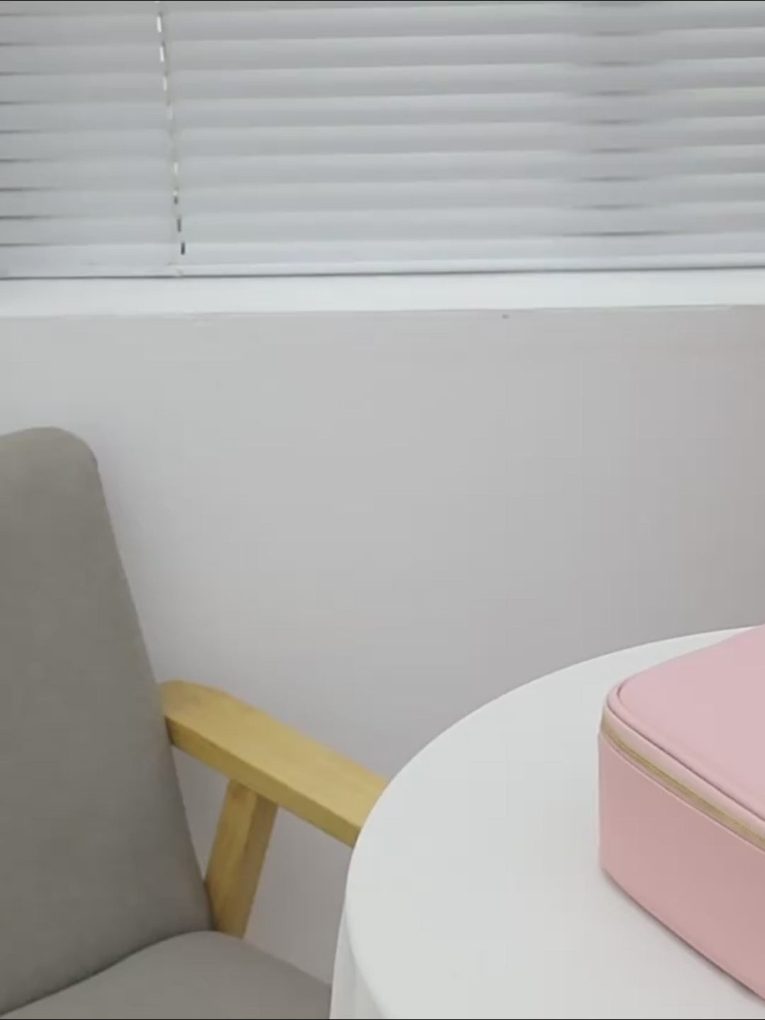 Royleza™ Portable LED Light Up Makeup Bag with Mirror